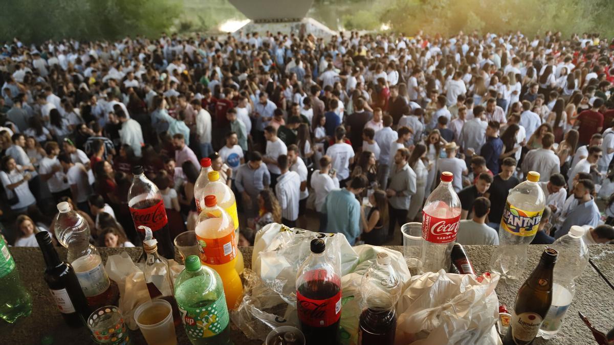 Botellón de la Feria de Córdoba, con miles de jóvenes consumiendo alcohol.