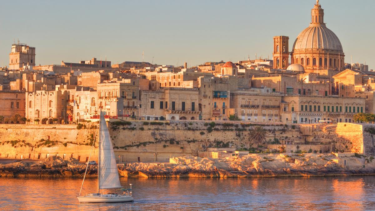 Catania muestra su perfil barroco al atardecer, con el Etna siempre presente en el imaginario de la ciudad.