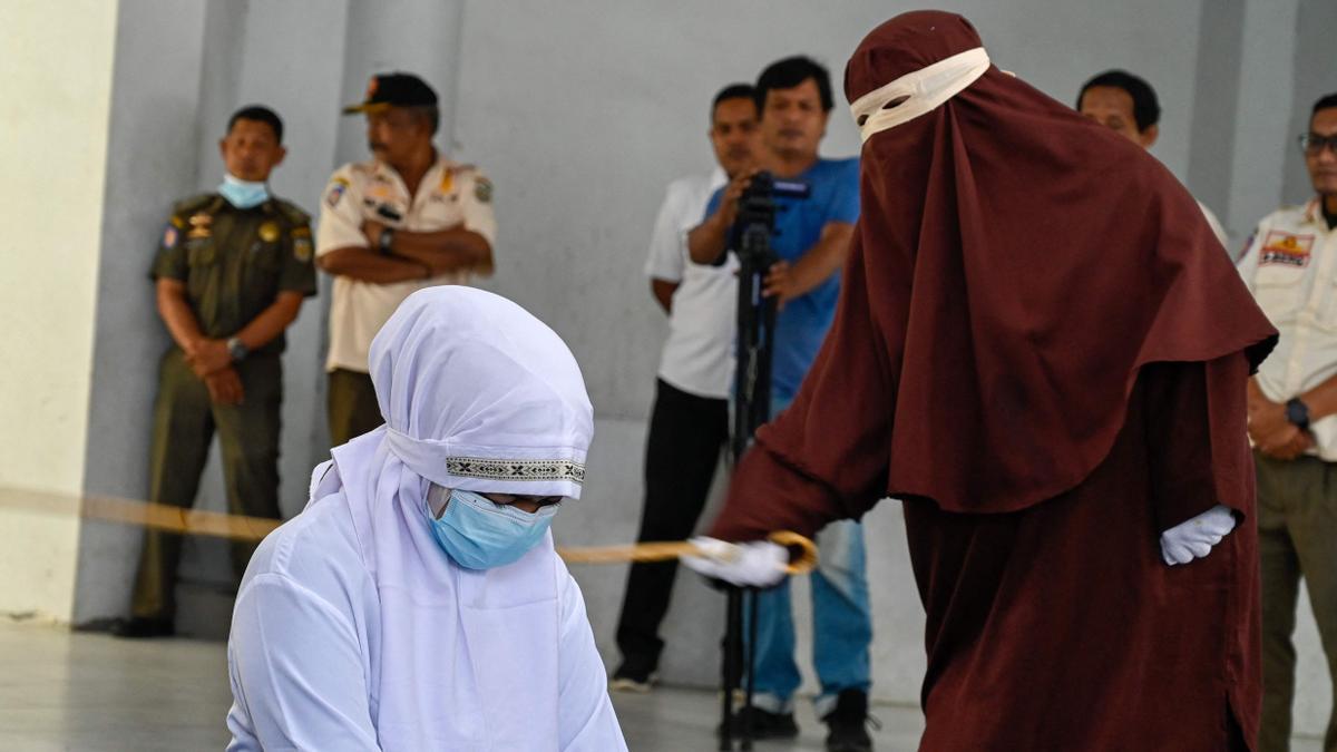 La policía de la sharía aplica su castigo en la localidad Banda Aceh, Indonesia.