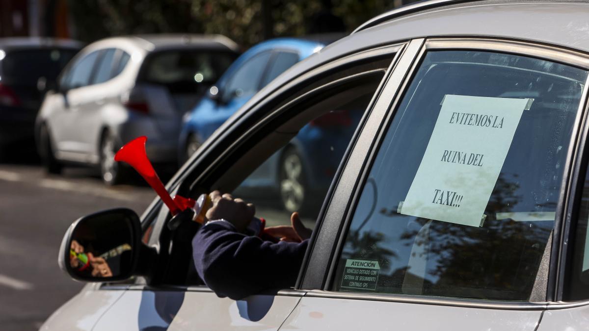 Caravanas de taxis en Alicante en una protesta por la actualización de las tarifas