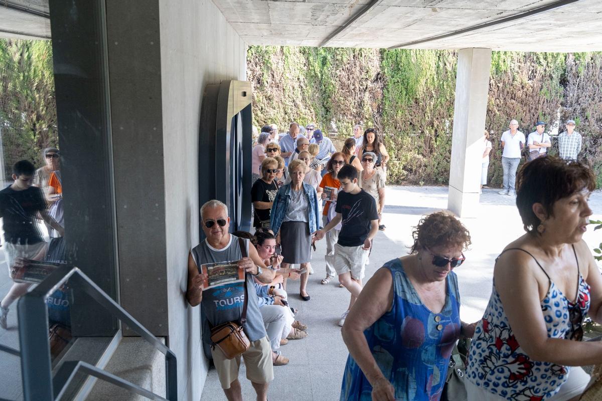 Largas colas para las entradas del Concierto de Hogueras de INFORMACIÓN