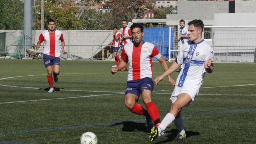 Andrés presiona a un rival en el partido entre el Alondras y el Barco. // Santos Álvarez