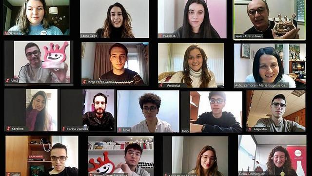 Los miembros y el director del grupo de teatro zamorano, durante la entrega virtual. | Cedida