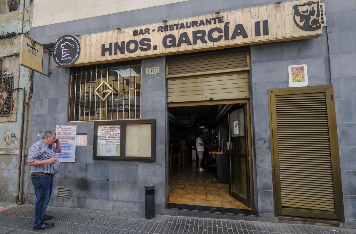 Fachada del bar restaurante Hermanos García en la calle Fernando Guanarteme.