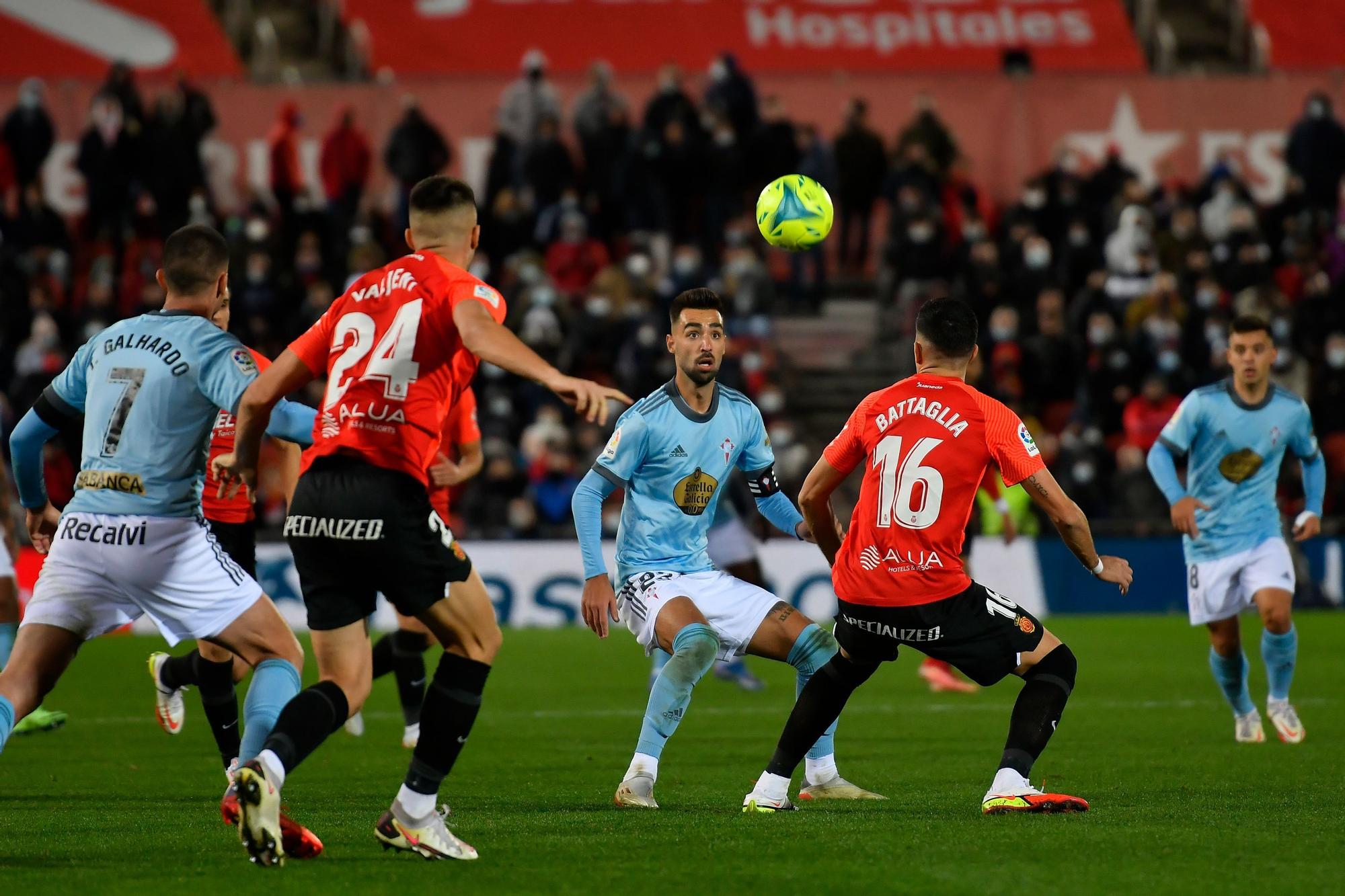 Las mejores imágenes del partido (y del viento) entre el Mallorca y el Celta