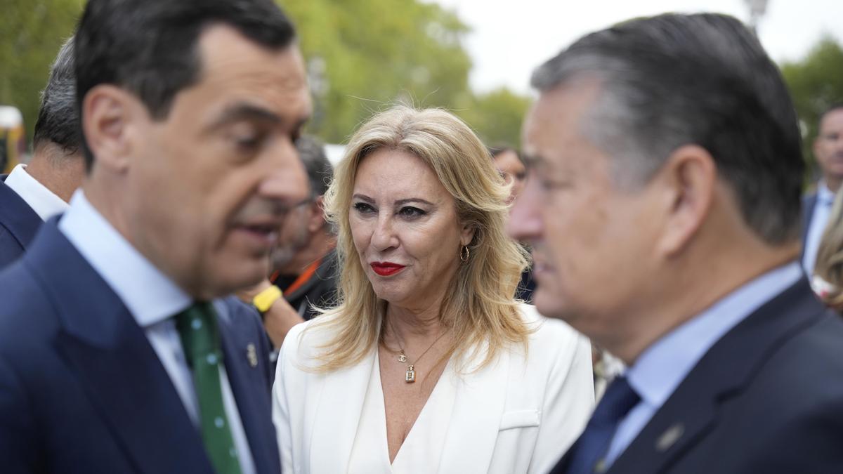 La consejera de Economía y Hacienda de la Junta de Andalucía y portavoz del Gobierno, Carolina España, tras la fotografía oficial del nuevo Gobierno andaluz en la fachada principal del Palacio de San Telmo en el Parlamento de Andalucía, a 30 de julio de 2024 en Sevilla (Andalucía, España)