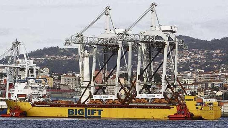 Las dos nuevas grúas a bordo del barco &quot;MV Happy Sky&quot;, ayer en el puerto de Vigo.  // Ricardo Grobas