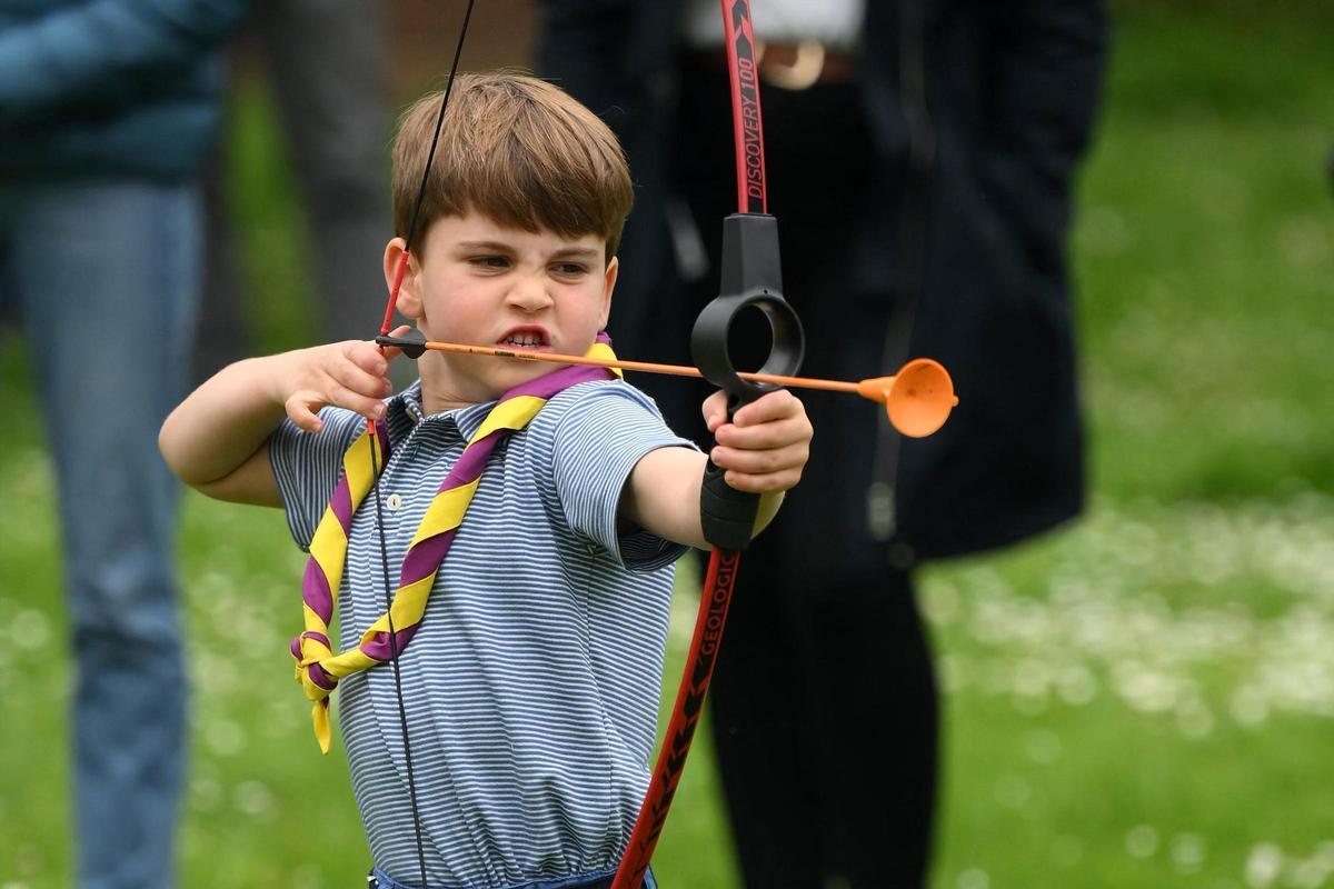 El príncipe Louis, el gran protagonista de un encuentro con 'scouts'. Se trata del último acto de sus padres, los príncipes de Gales, con motivo de la coronación del rey Carlos III El príncipe Louis, el gran protagonista de un encuentro con 'scouts'. Se trata del último acto de sus padres, los príncipes de Gales, con motivo de la coronación del rey Carlos III