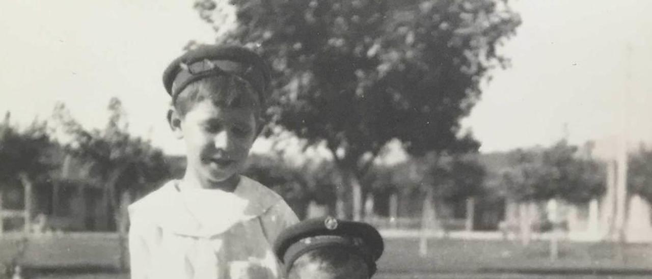 Julián Arias y su hermano Manuel, en La Habana en 1920.