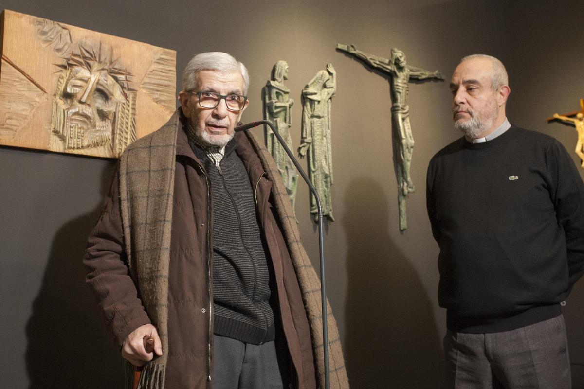 El Calvario situado entre su autor y el sacerdote José Ángel Rivera.