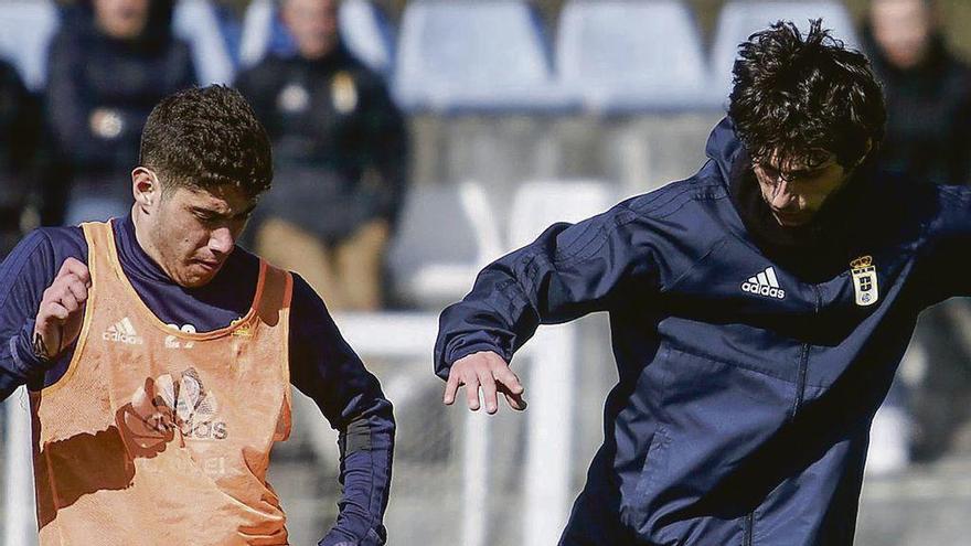 Fabbrini, a la derecha, disputa un balón con el canterano Asier.