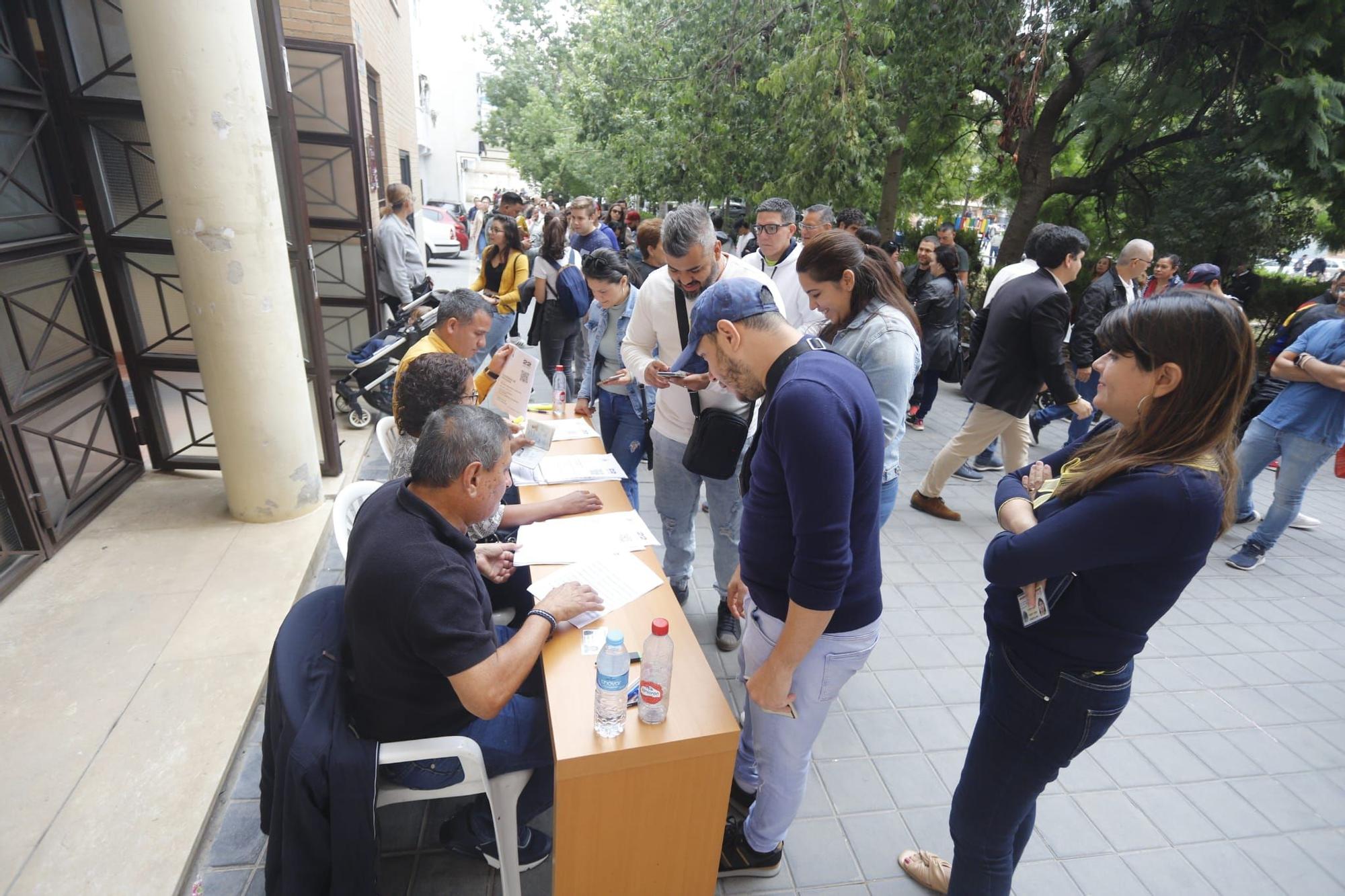 Venezolanos acuden a votar en Valencia las primarias de la oposición