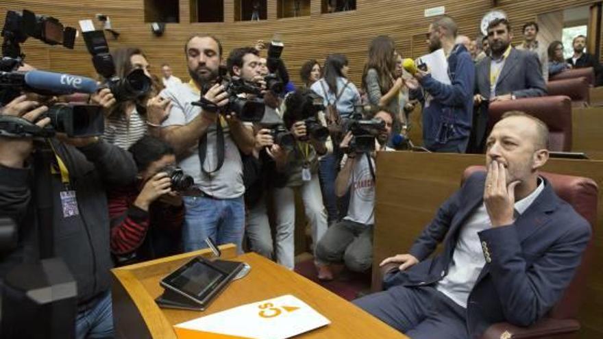 Alexis Marí, en su escaño de las Cortes durante el acto de rechazo a los presupuestos de Rajoy.