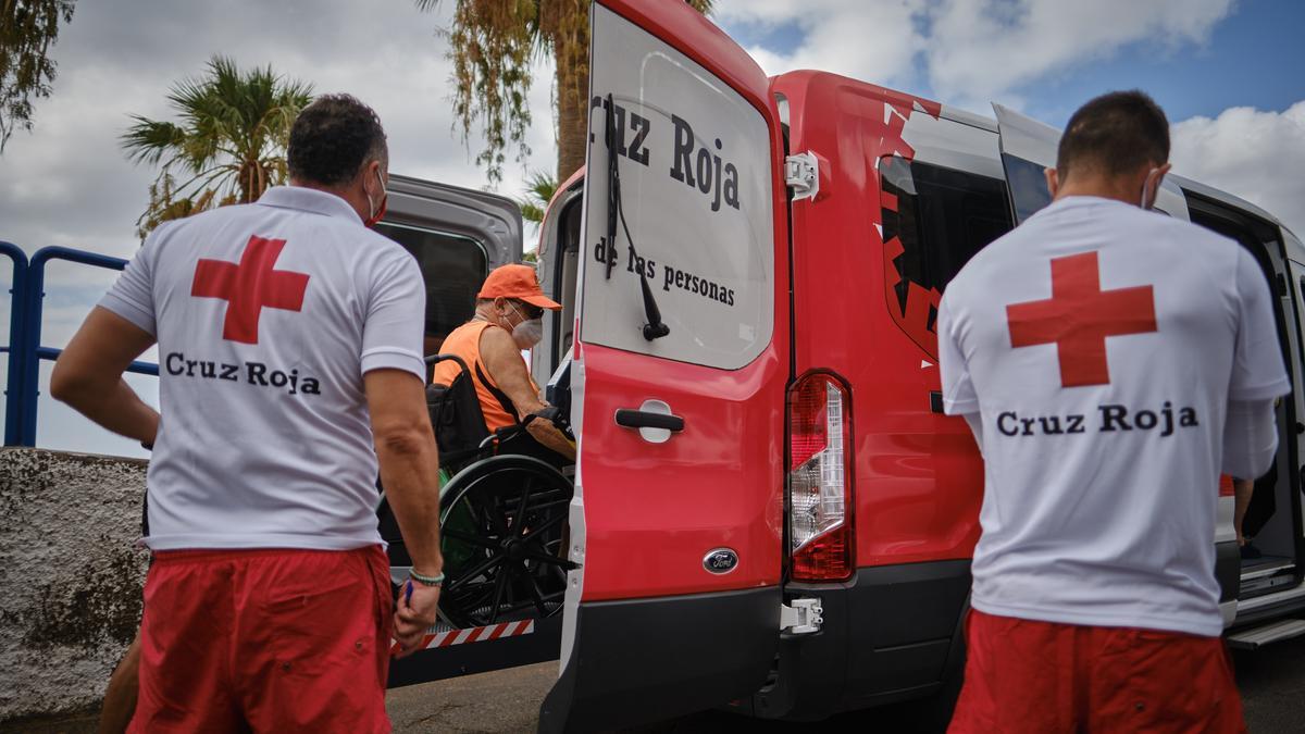 Cruz Roja trasladaba a personas con discapacidad a Las Teresitas por un acuerdo con el IMAS.