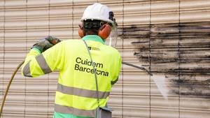 Un operari de lequip de neteja de lAjuntament de Barcelona.