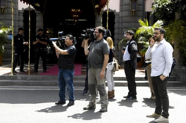 GUARDIA PARA COGER A BRAD PITT A SU LLEGADA AL ...