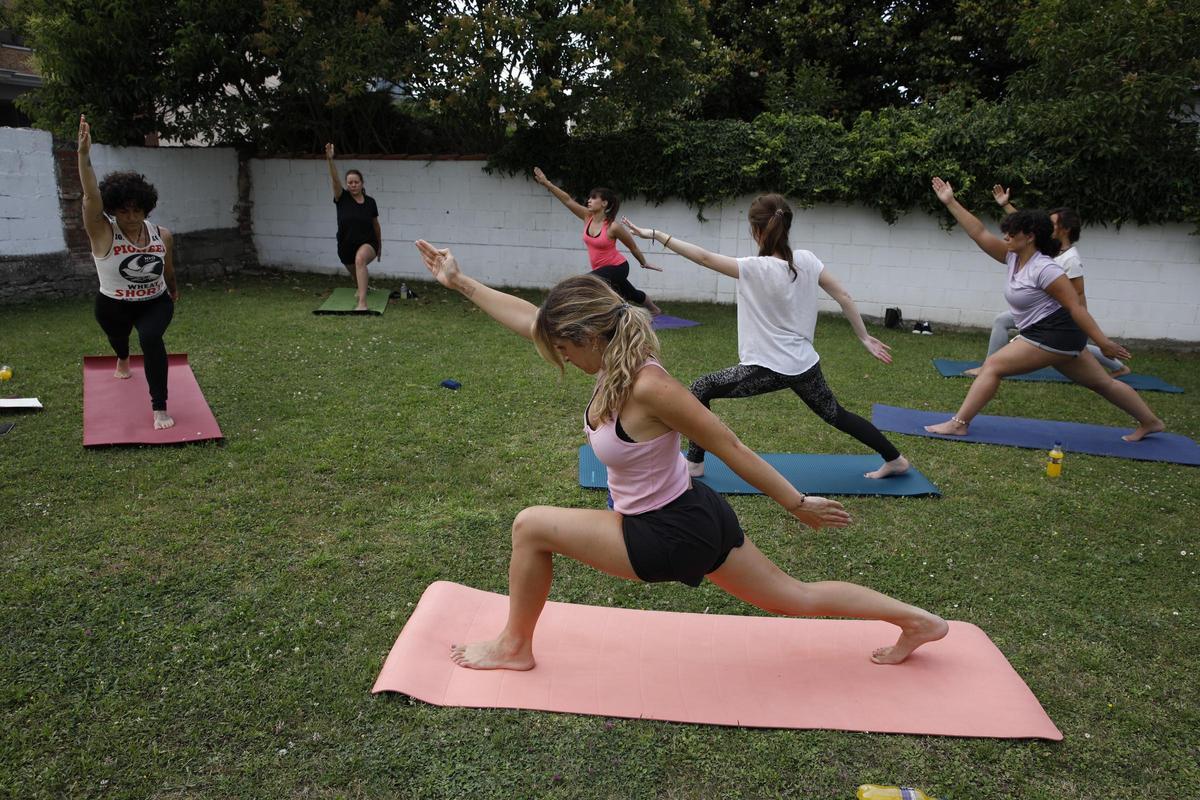 Personas en una sesión de yoga.