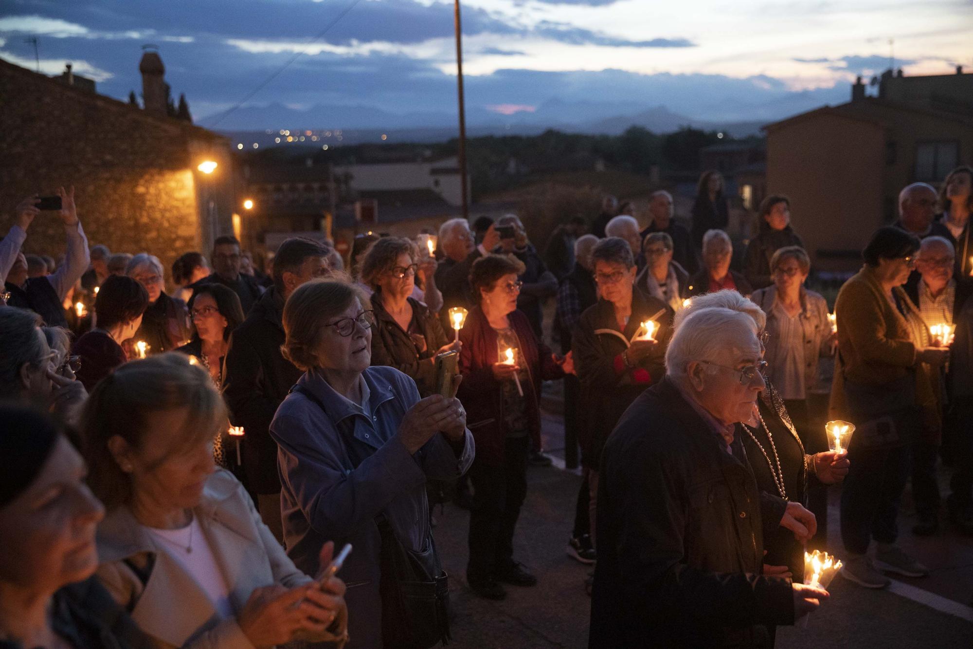 Peralada treu al Sant Crist Negre en processó invocant la pluja