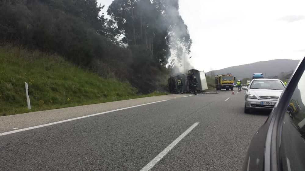 Accidente de un camión en la A-8 a la altura de Villaviciosa