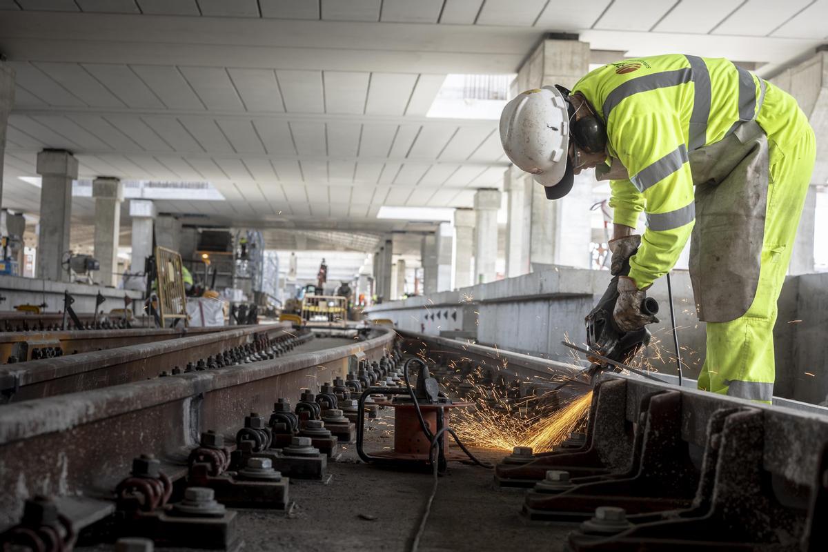 Imagen de archivo de las obras de construcción en una estación de tren catalana