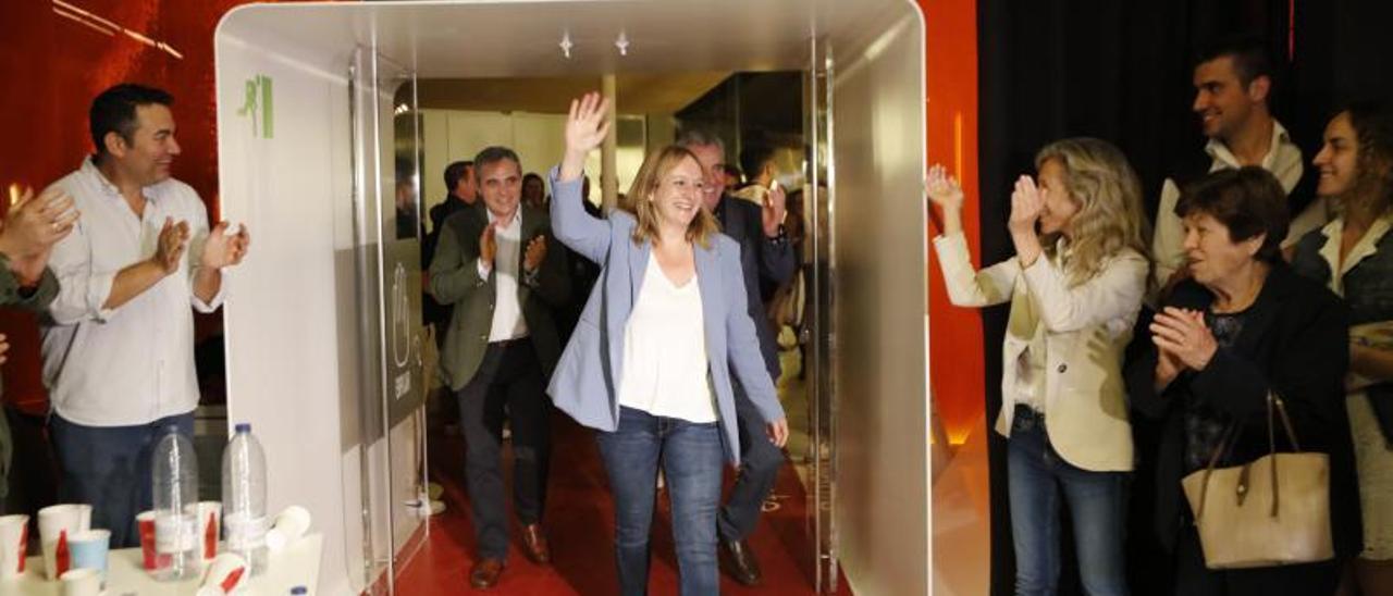 Tania Marí llega a la fiesta del PP. | FIRMA JUAN A. RIERA