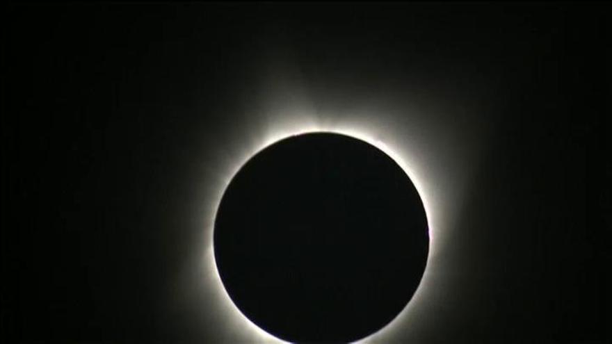 Millones de personas observan el eclipse solar total