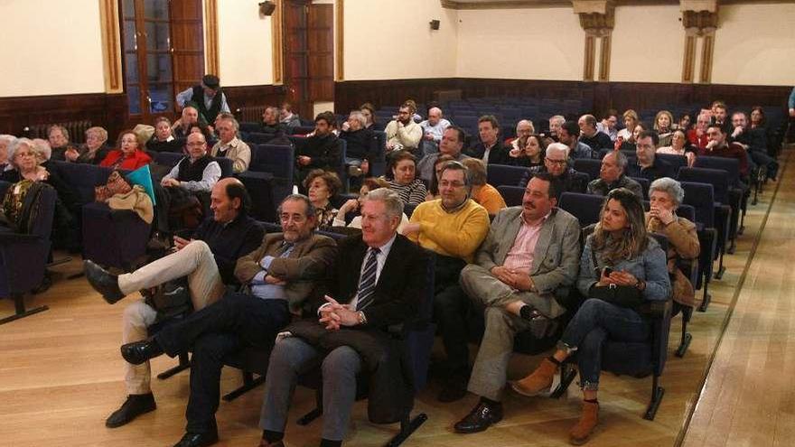 Público asistente a la conferencia sobre el arquitecto y su relación con A Toxa. // Iñaki Osorio
