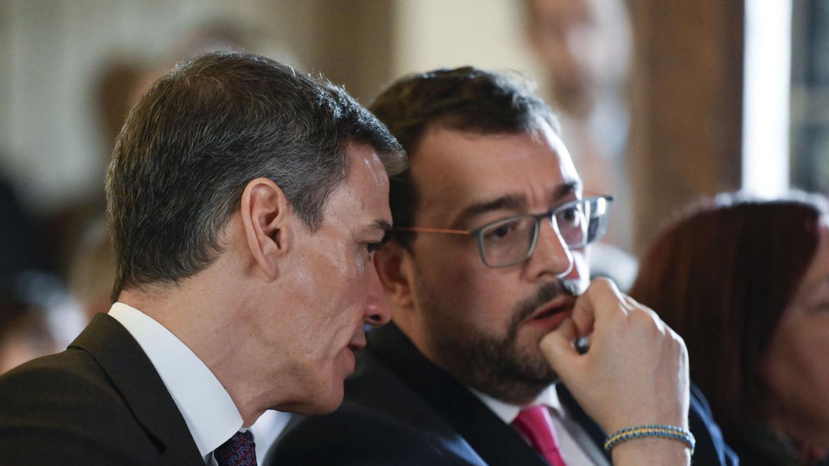 El presidente del Gobierno, Pedro Sánchez, y el jefe del Ejecutivo asturiano, Adrián Barbón, durante la presentación de la II Estrategia Nacional para la Equidad Territorial y el Reto Demográfico, este miércoles en Infiesto (Asturias).