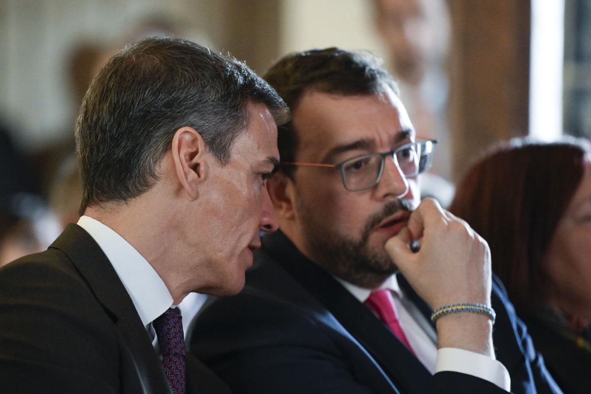 El presidente del Gobierno, Pedro Sánchez, y el jefe del Ejecutivo asturiano, Adrián Barbón, durante la presentación de la II Estrategia Nacional para la Equidad Territorial y el Reto Demográfico, este miércoles en Infiesto (Asturias).