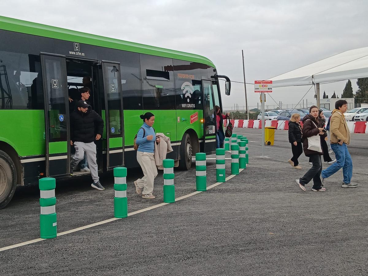 Bus lanzadera que conecta la estación de metro