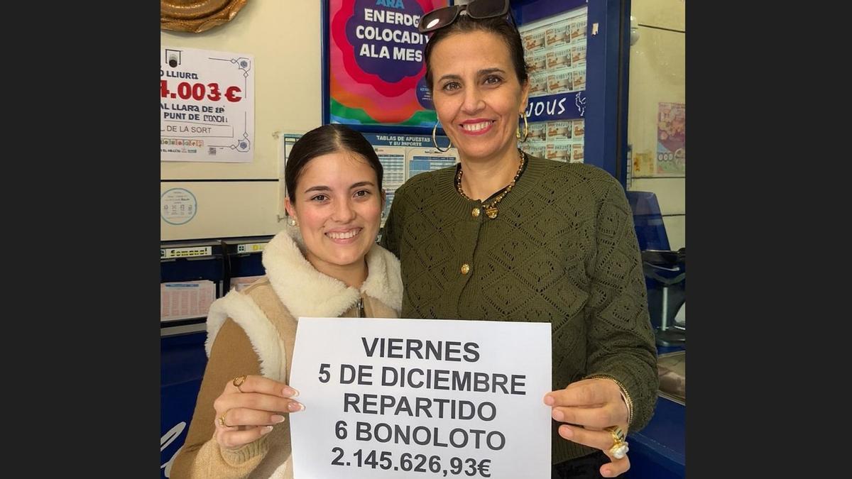 Responsables d'El Gall de la Sort mostren l'import del premi