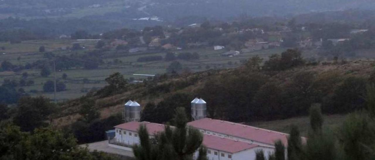 Vista de las granjas de porcino situadas en Aboldrón que motivaron la denuncia. // Bernabé/Gutier