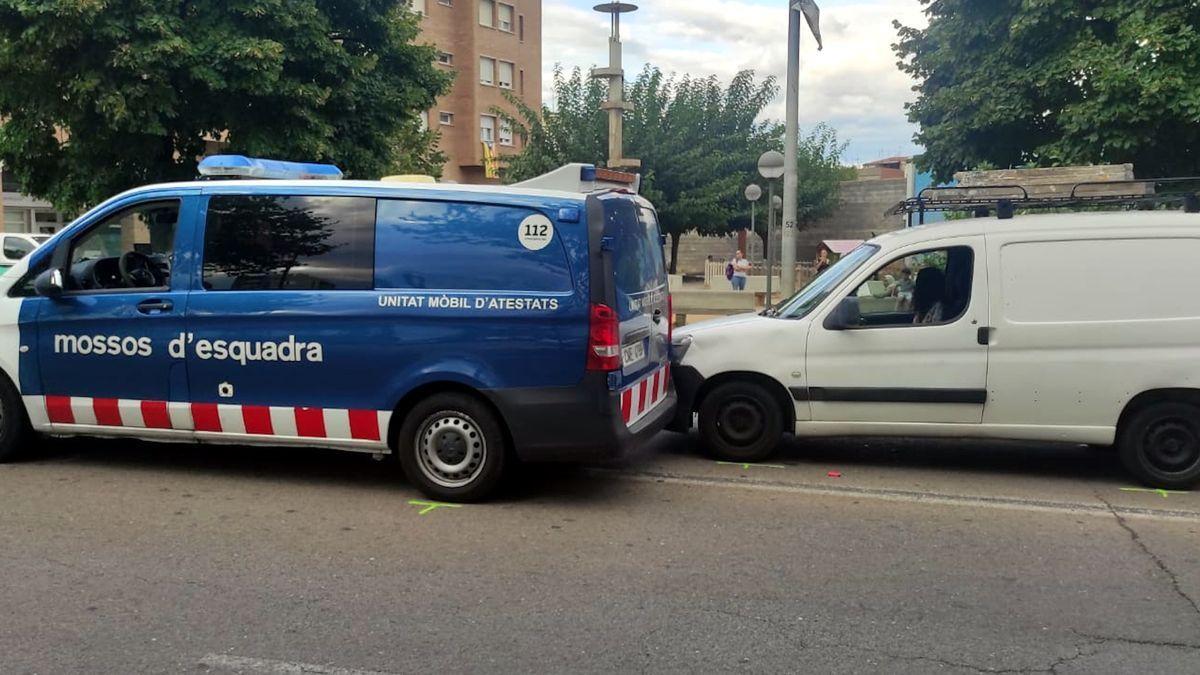 La furgoneta que conduïa el detingut i el vehicle policial contra el qual va xocar durant la fugida