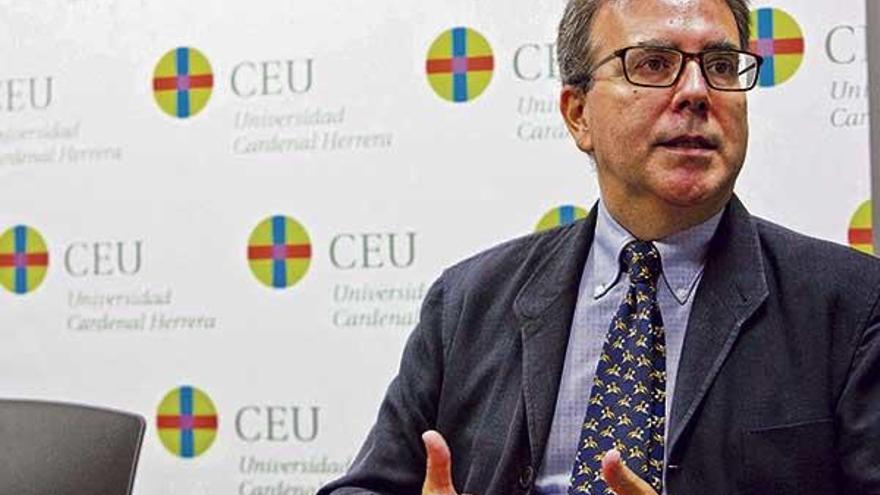 El doctor en Economía Enrique Santana.