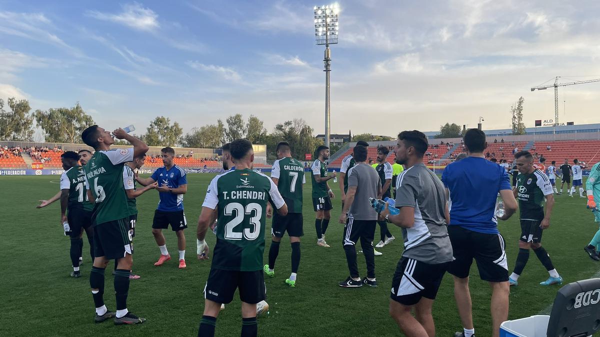 Los jugadores del Badajoz durante la pausa para hidratación de la primera parte.