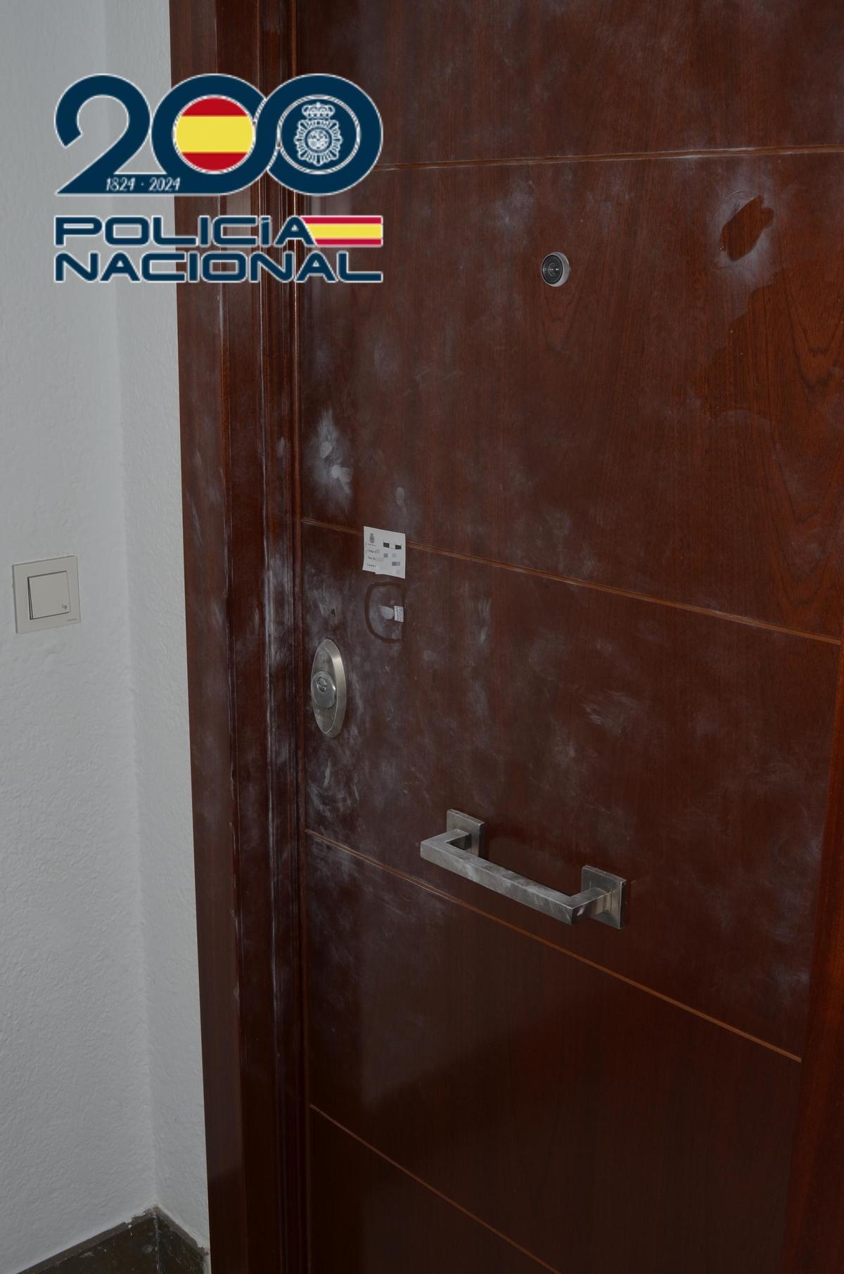 Indicios hallados en una de las puertas.