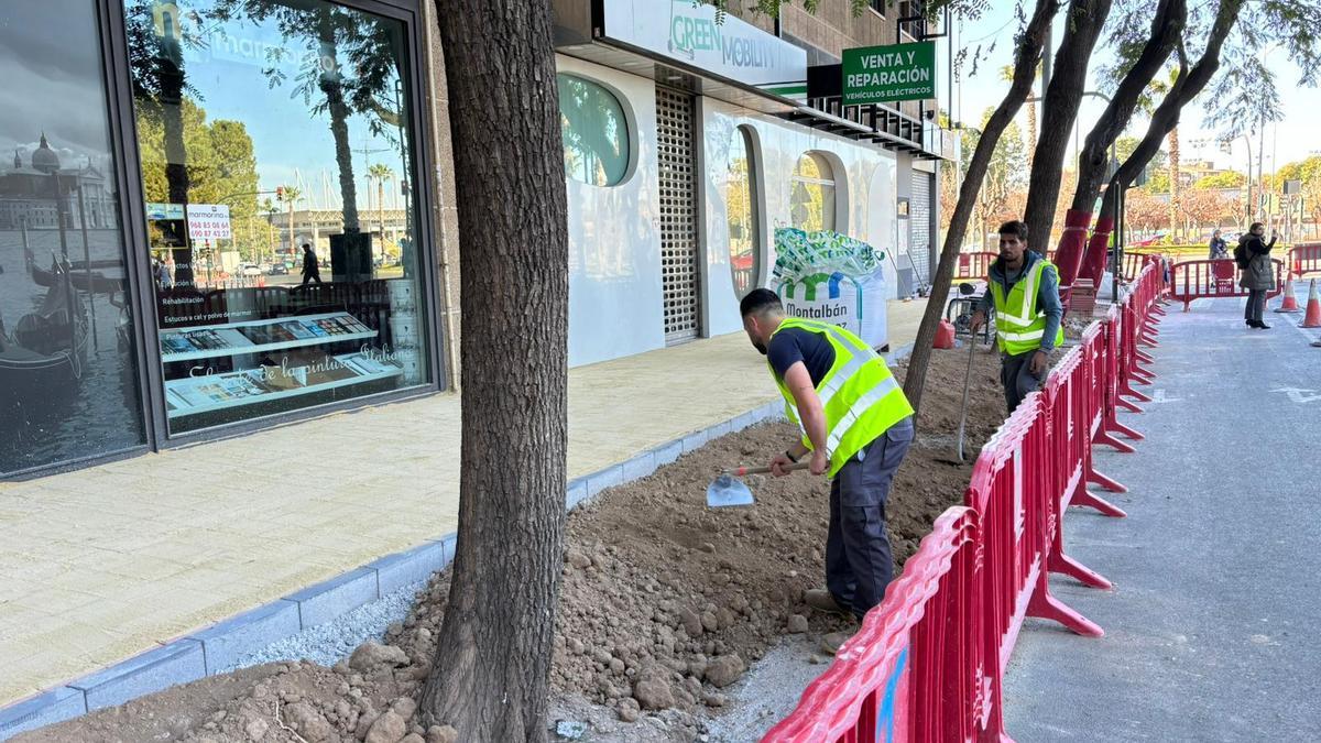 Obras para la renovación de las aceras de la avenida Abenarabi de Murcia.