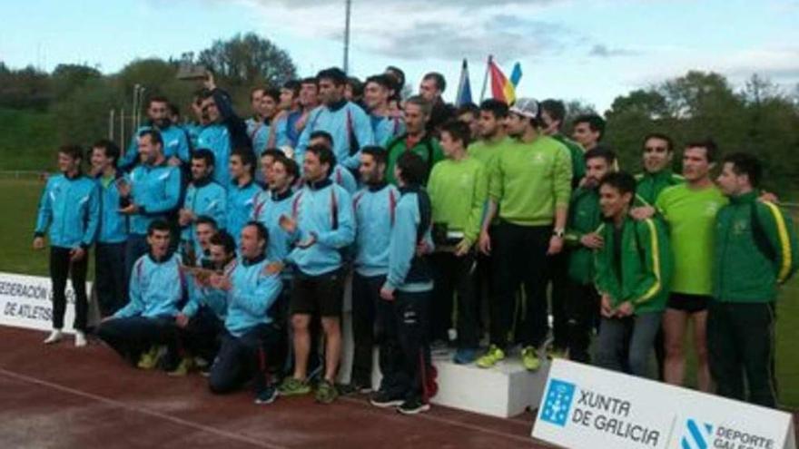 El equipo masculino celebra en el podio su triunfo. // FDV