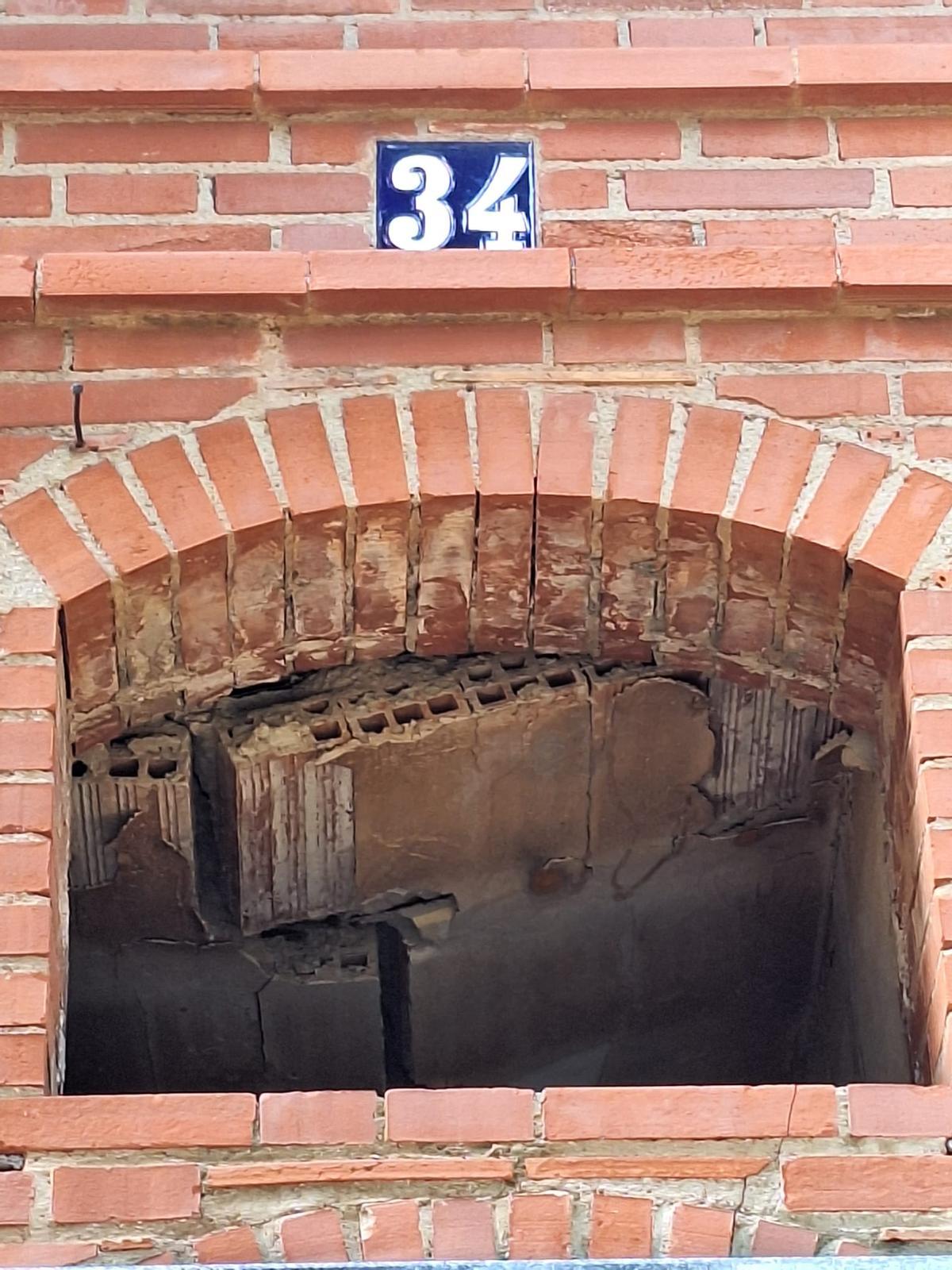 Cubierta una tramada de nichos con desperfectos.