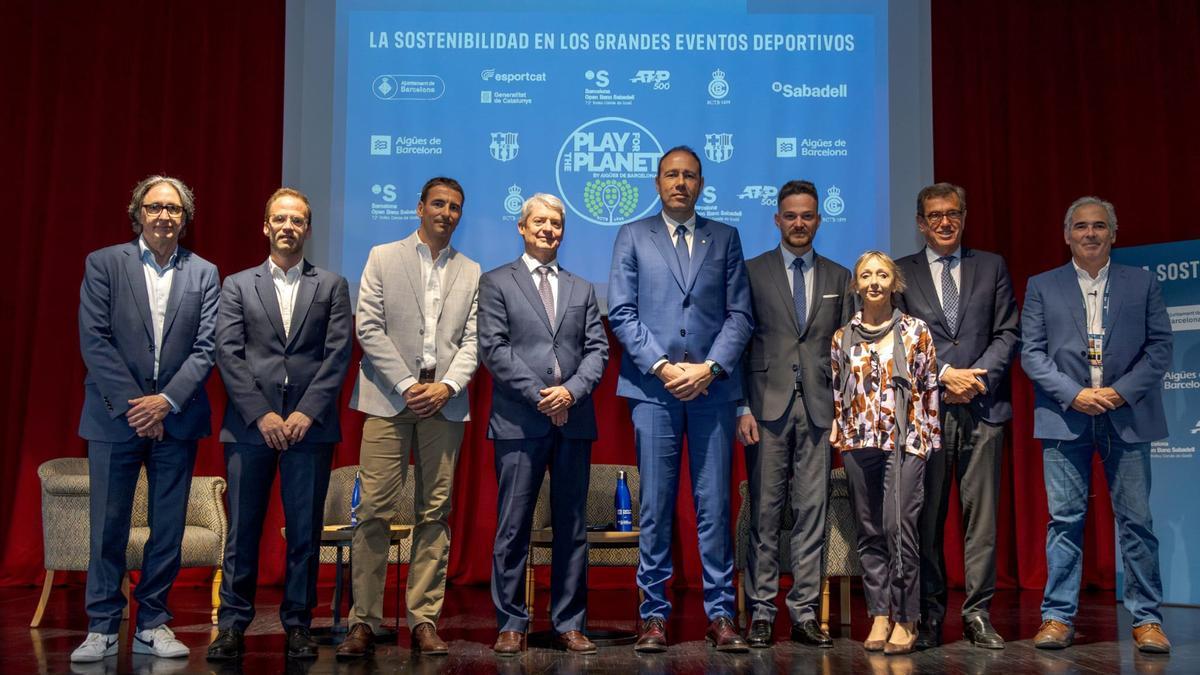El conseller de Esports de la Generalitat, Berni Álvarez, junto al resto de participantes en la jornada 'Play for the Planet'.
