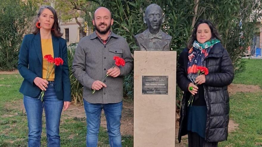 Truyol, Contreras y Coll, ante el busto de Emili Darder.