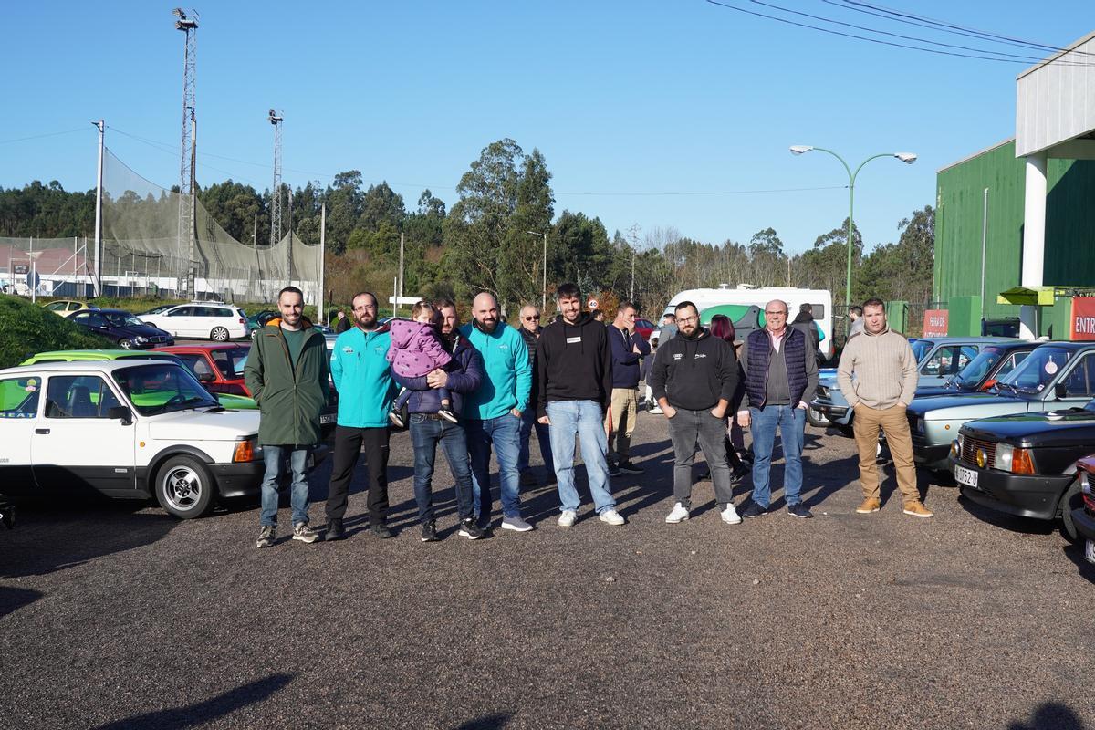 Público en el exterior del recinto, donde también se mostraron vehículos