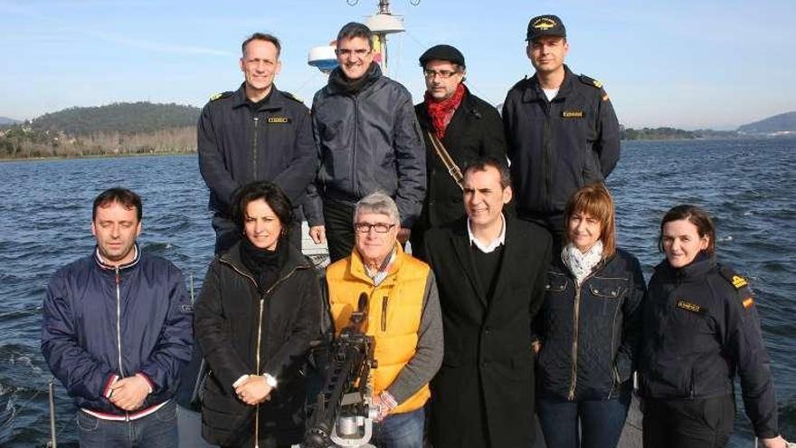 Participantes en la singladura a bordo del&quot;Cabo Fradera&quot;. // M.D. / J.V.