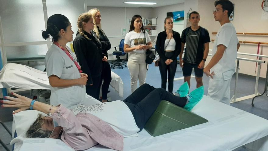 Estudiantes daneses de Fisioterapia visitan distintos servicios del Hospital de Alicante