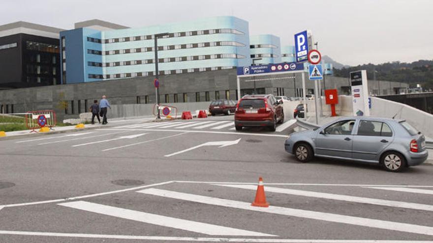 Vehículos accediendo al hospital Álvaro Cunqueiro. // J. Lores