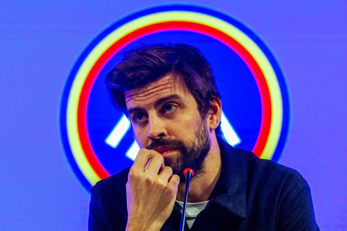 Gerard Piqué, máximo accionista del FC Andorra, comparece en rueda de prensa este miércoles en la sede central de la entidad bancaria MoraBanc, en Andorra la Vella, para abordar la problemática con el Gobierno andorrano en relación al terreno de juego donde debe disputar los encuentros el club. EFE/ Fernando Galindo
