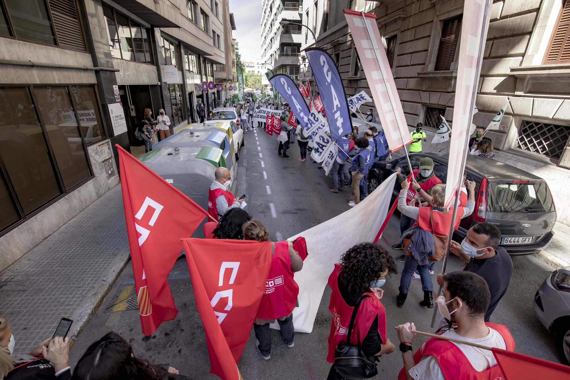 El sindicato de enfermería convocó una concentración ante el IB-Salut a la que se sumaron el resto de formaciones