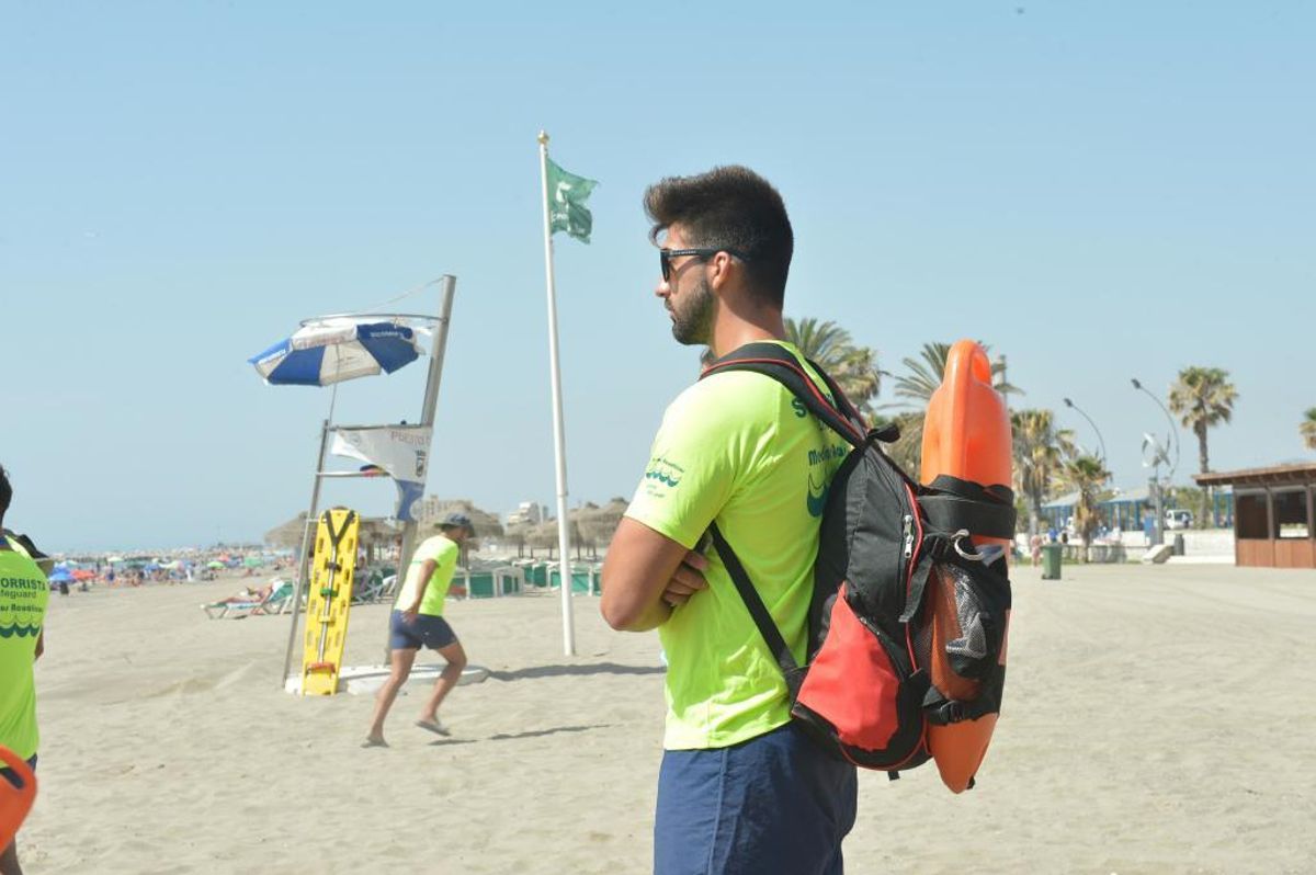 Socorristas trabajan en el litoral malagueño.
