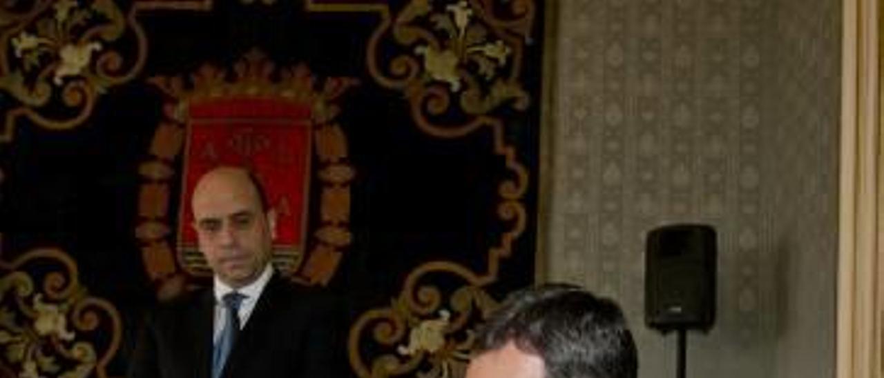 César Sánchez firma el libro de autoridades durante su visita al Ayuntamiento de Alicante.