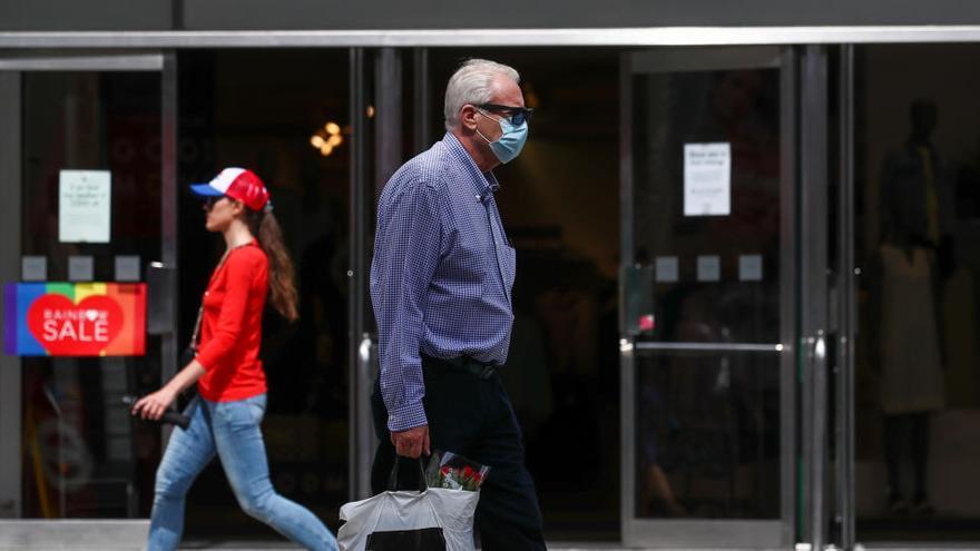 Una persona camina por el centro de Londres.